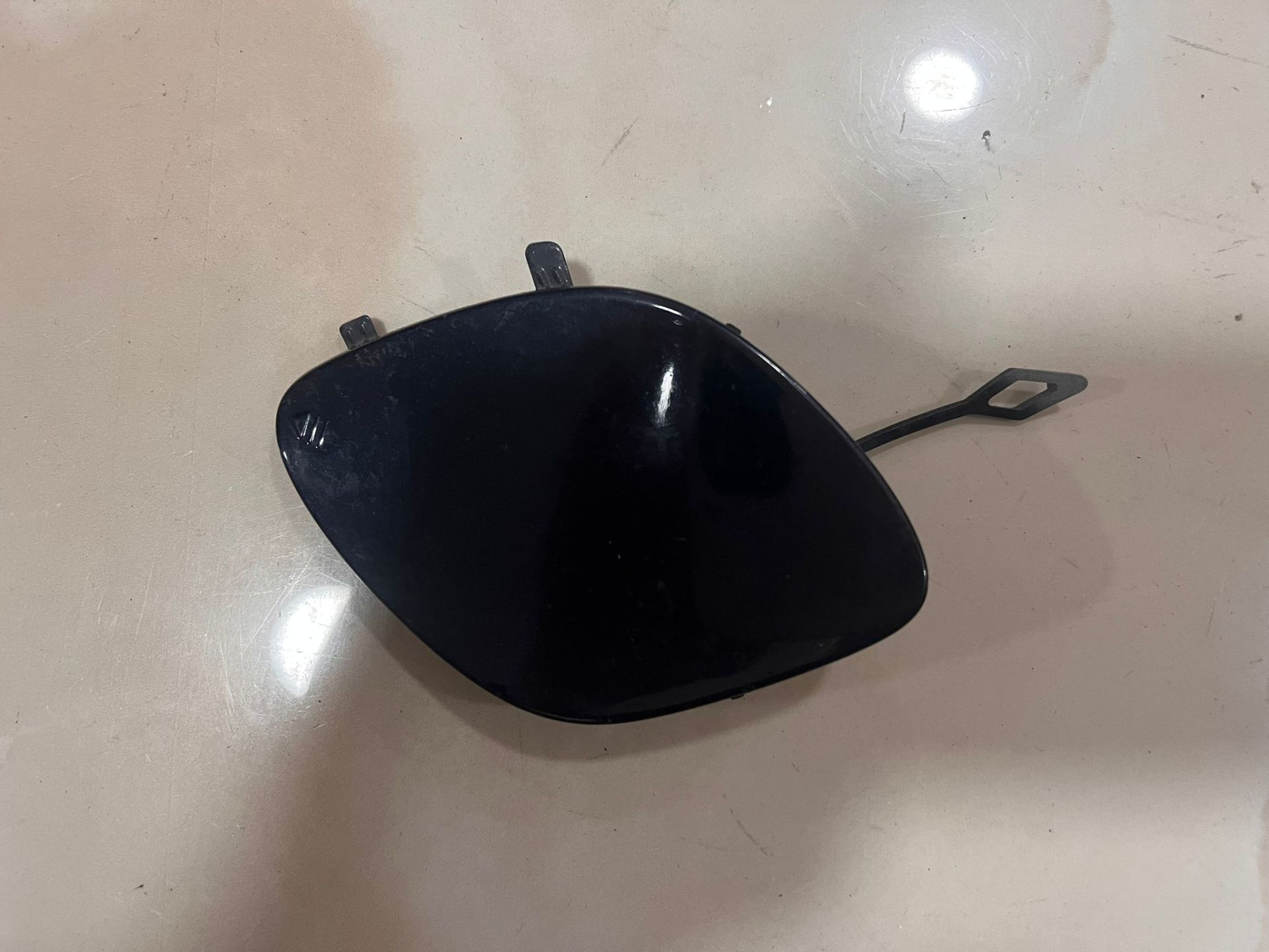 A2058851801 MERCEDES W205 ÖN ÇEKİ DEMİR KAPAĞI ÇIKMA ORJİNAL