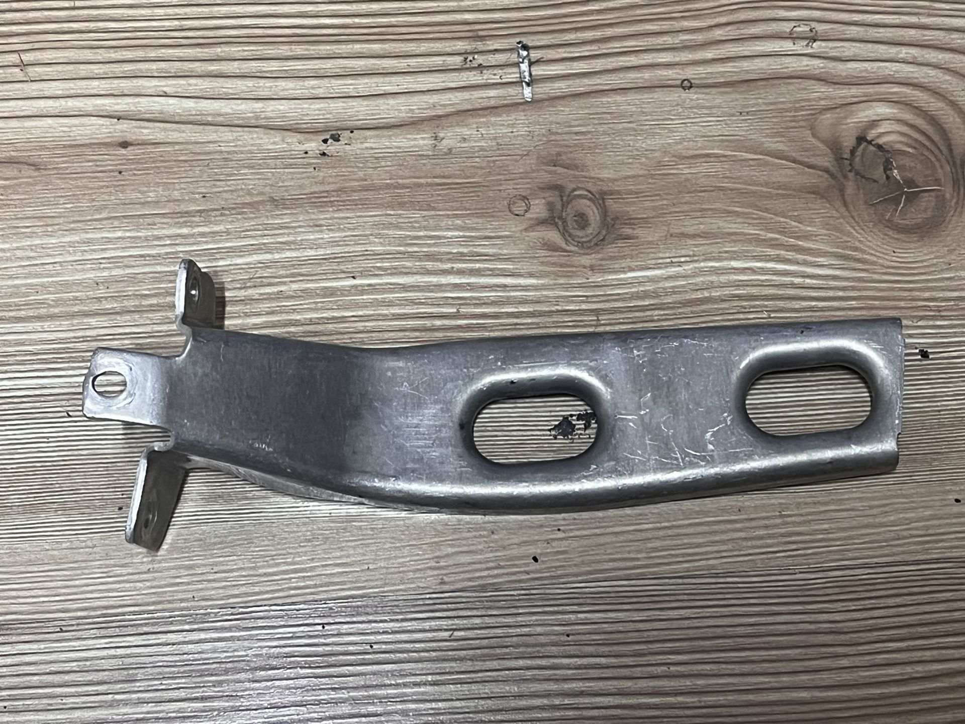 51647318491 7318491 BMW F40 F45 F52 SAĞ SOL YIKAMA HAZNESI BAĞLANTI BRAKETİ ÇIKMA ORJİNAL