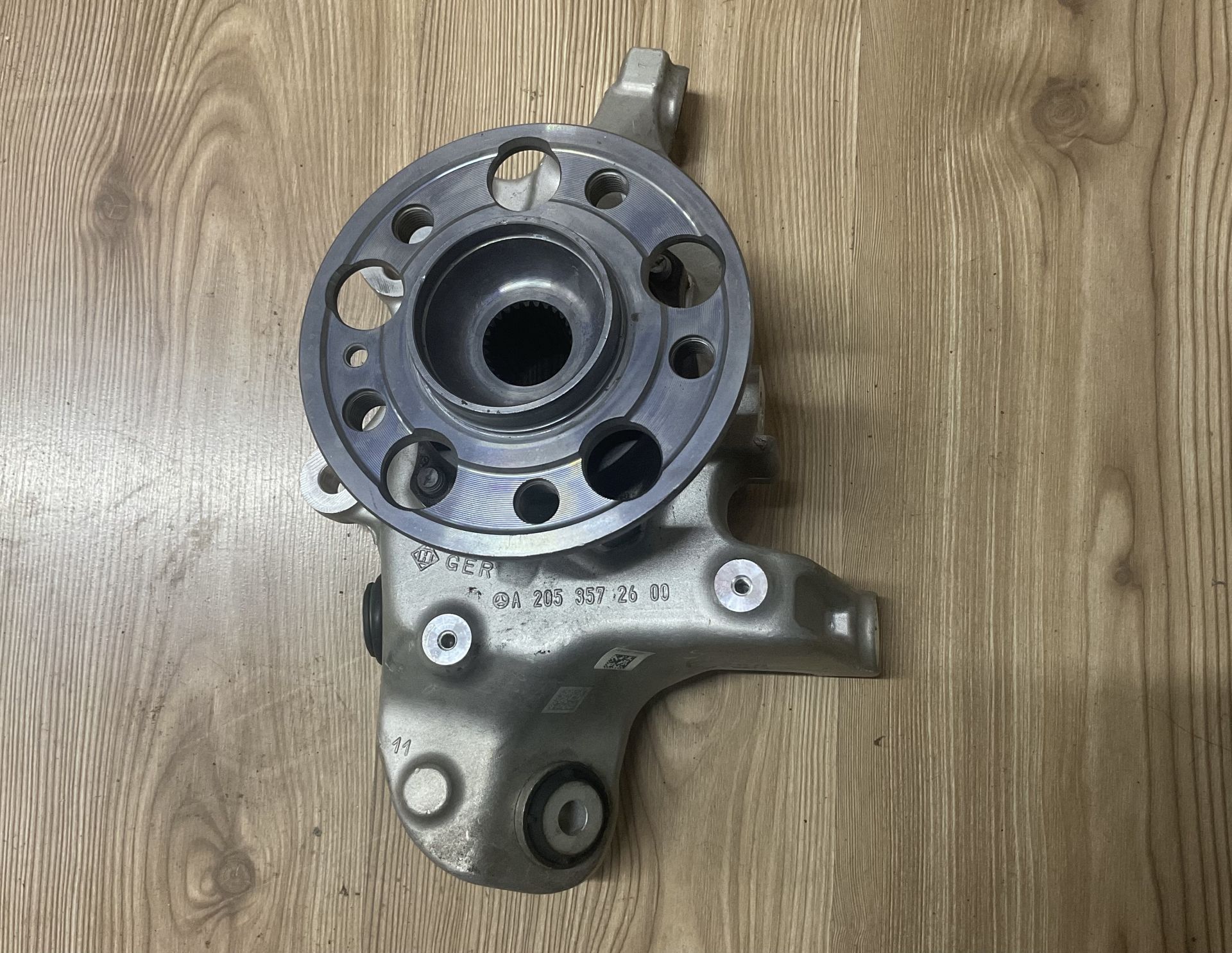 A2053572600 MERCEDES W205 ARKA SAĞ PORYA TAŞIYICI ÇIKMA ORJİNAL