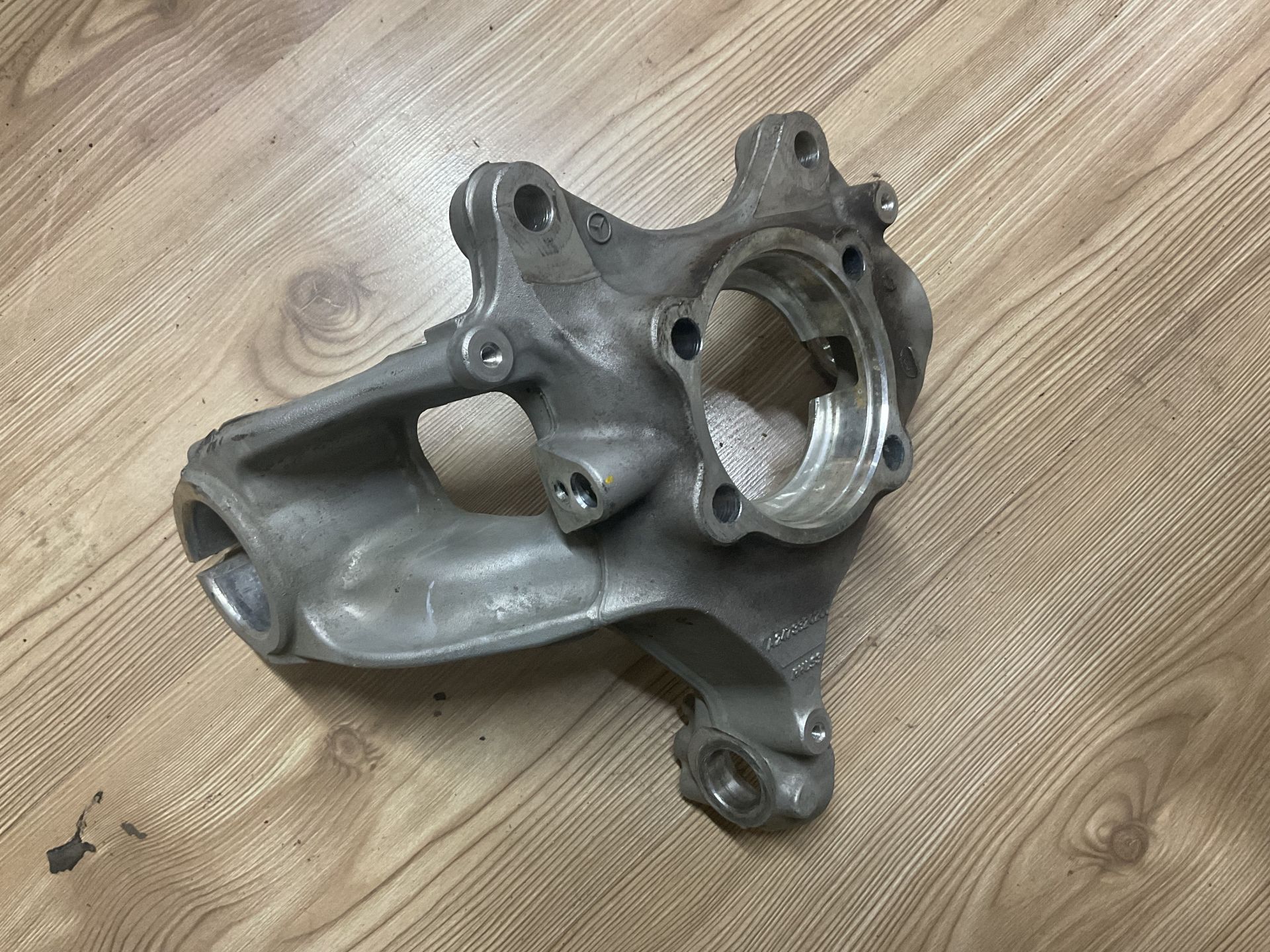 A2473320200 MERCEDES W247 ÖN SAĞ TAŞIYICI ÇIKMA ORJİNAL