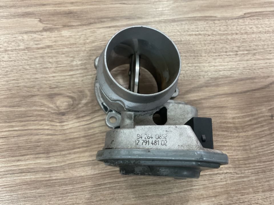 779148102 BMW E81 E83 E87 GAZ KELEBEĞİ ÇIKMA ORJ