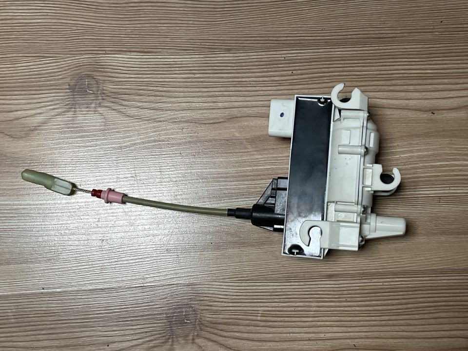 51217368450 7368450 BMW G11 G12 ÖN SAĞ KAPI KİLİDİ ÇIKMA ORJİNAL