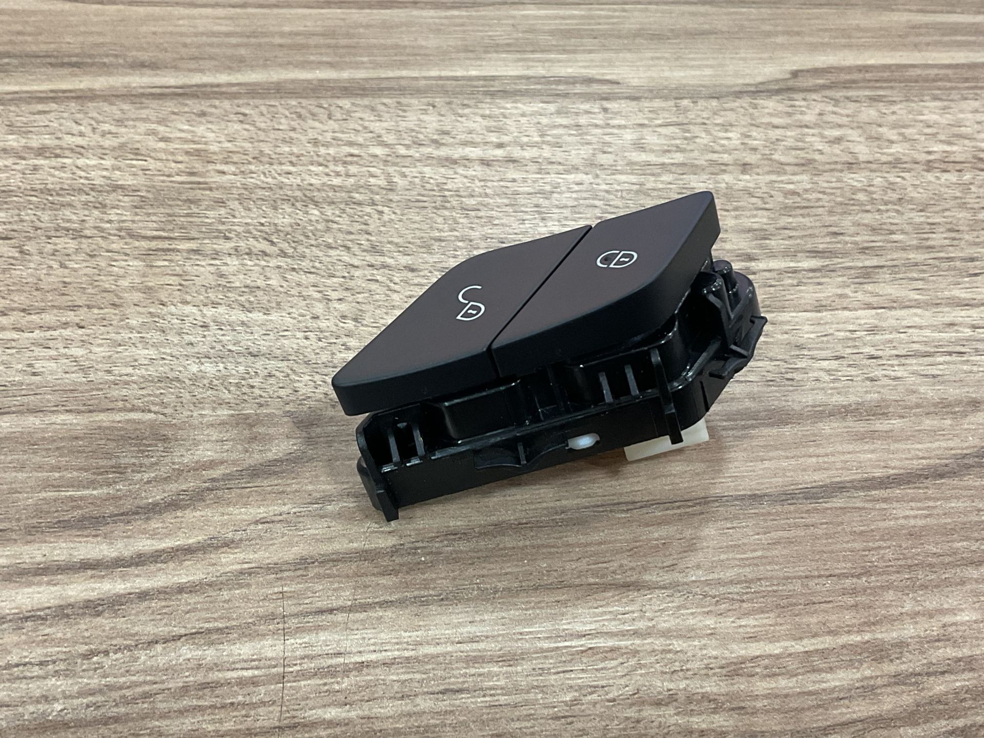 A2059055151 MERCEDES W205 W253 W293 W447  KAPI KİLİT ANAHTARI  DÜĞMESİ ÖN SAĞ SIFIR ORJ