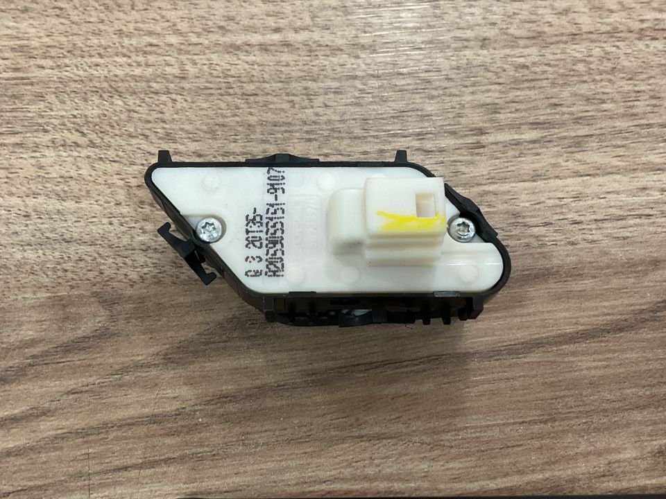 A2059055151 MERCEDES W205 W253 W293 W447  KAPI KİLİT ANAHTARI  DÜĞMESİ ÖN SAĞ SIFIR ORJ
