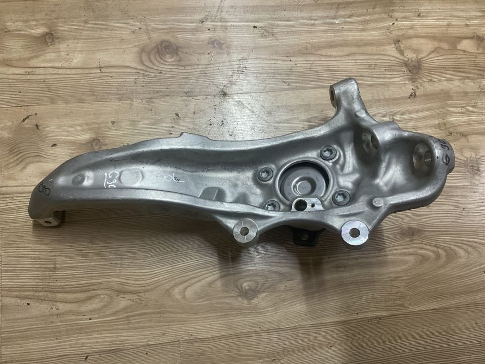 688438101 8438101 BMW G30 ÖN SOL AKS TAŞIYICISI ÇIKMA ORJİNAL