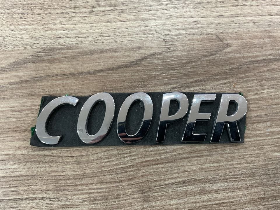 51142755617 2755617 MİNİ COOPER R50 R53 R56 BAGAJ YAZISI ÇIKMA