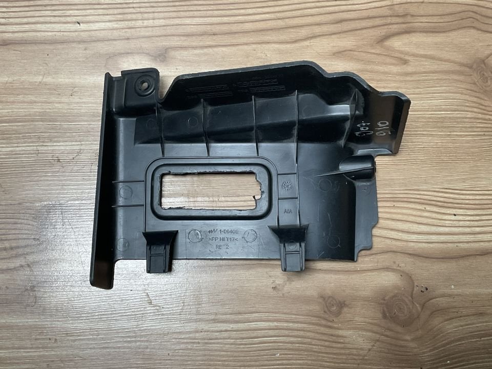 A9106863500 MERCEDES W907 SAĞ SÜRGÜLÜ KAPI EŞİK BAKALİTİ ÇIKMA ORJİNAL