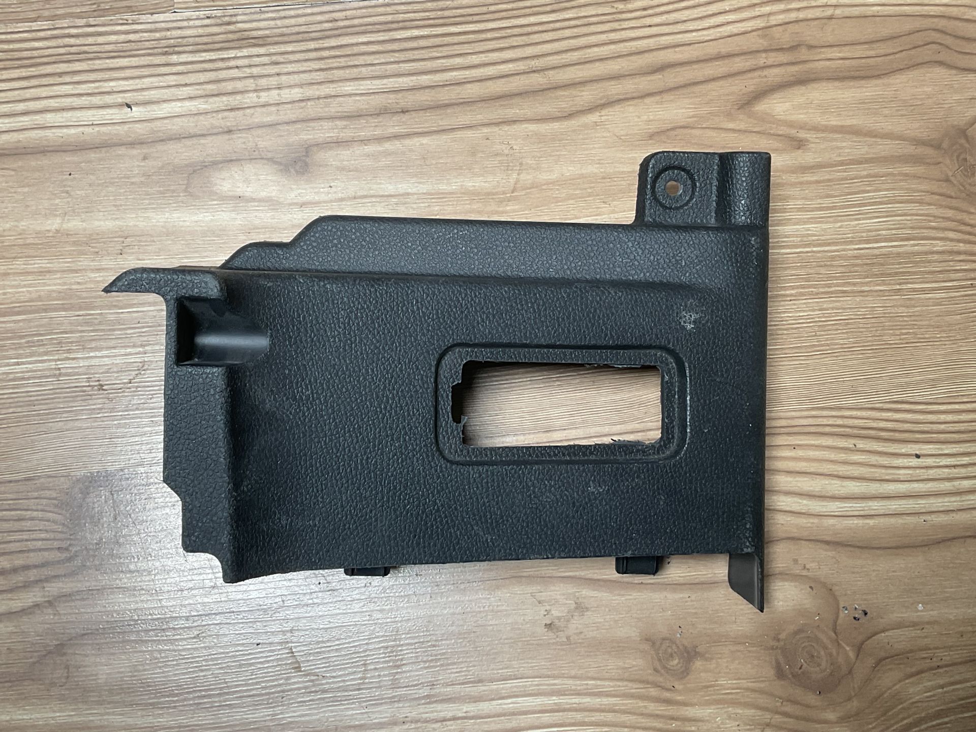 A9106863500 MERCEDES W907 SAĞ SÜRGÜLÜ KAPI EŞİK BAKALİTİ ÇIKMA ORJİNAL