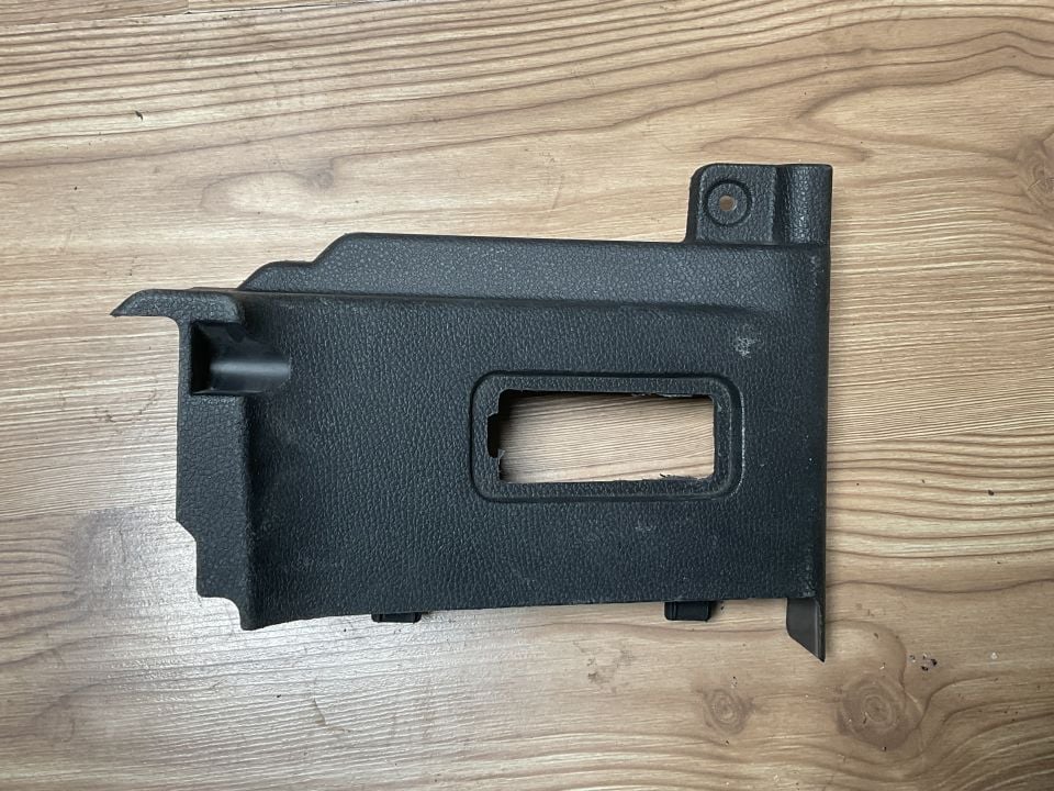 A9106863500 MERCEDES W907 SAĞ SÜRGÜLÜ KAPI EŞİK BAKALİTİ ÇIKMA ORJİNAL