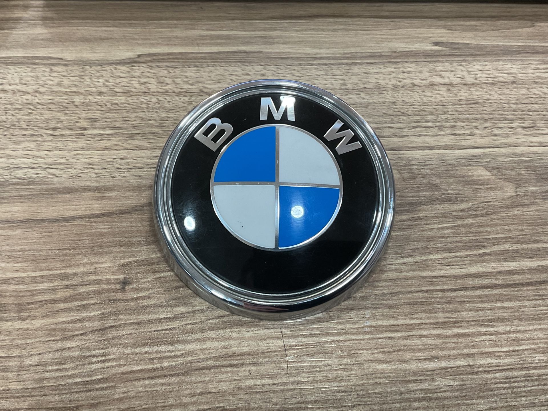 51143401005 3401005 BMW X3 E83 ARKA BAGAJ AMBLEMİ SIFIR ORJ