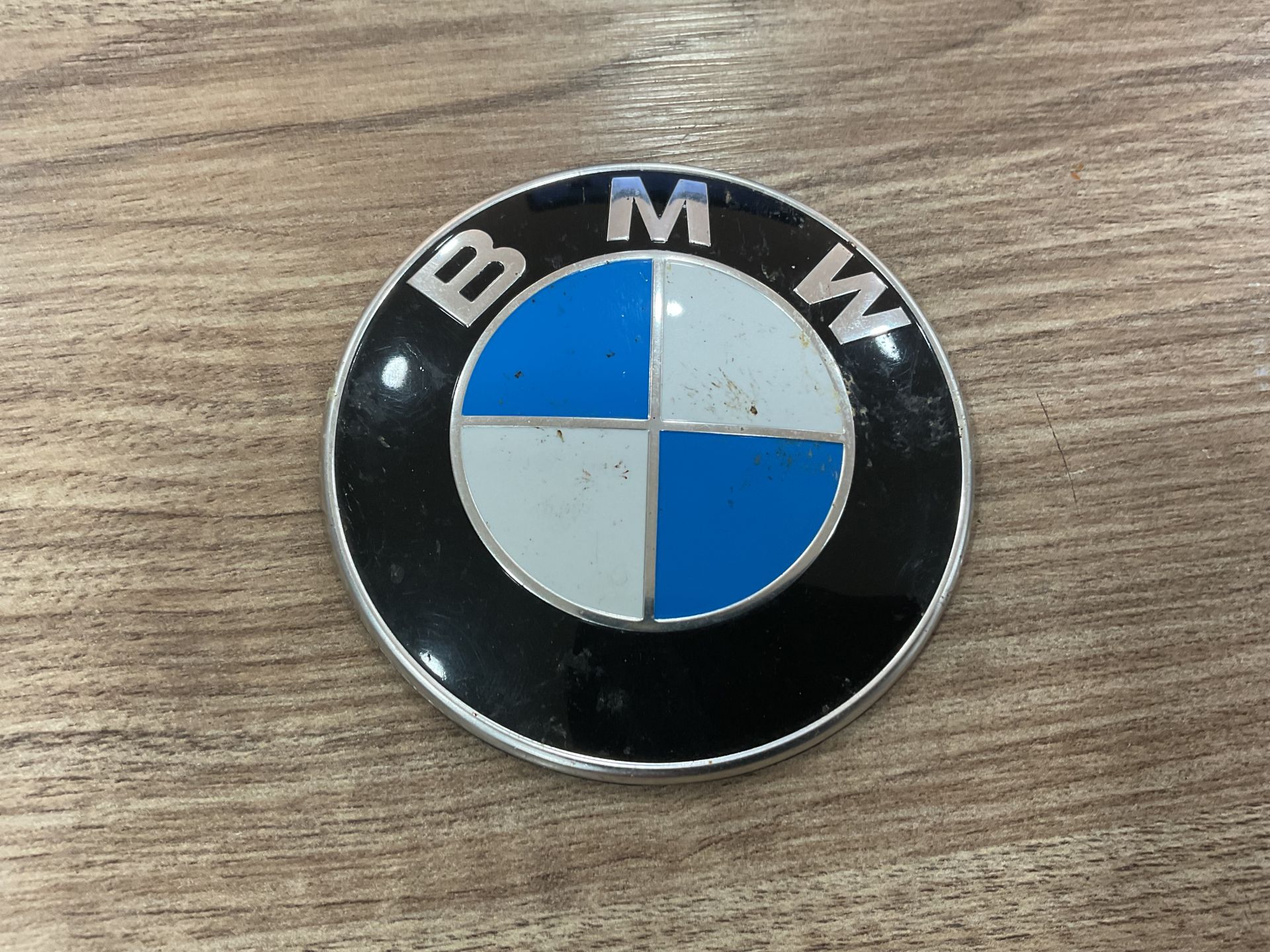 51767288752 7288752 BMW E81 E87 ÖN KAPUT LOGO ARMASI ÇIKMA ORJ