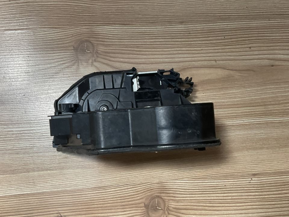 51227318413 7318413 BMW F18 SOL ÖN KAPI KİLİT MEKANIZMASI ÇIKMA ORJİNAL