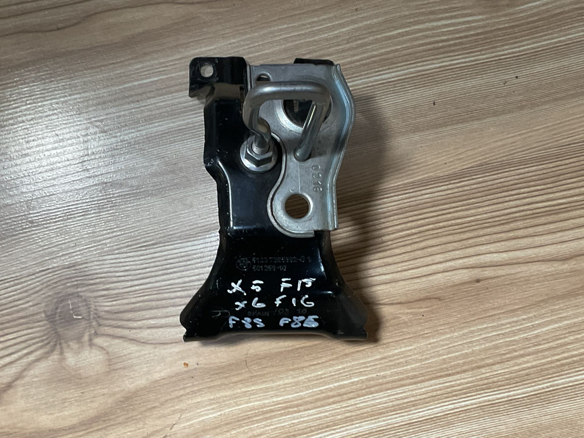 51237325992 7325992 BMW F15 F16 F85 F86 SAĞ ÜST KAPUT KİLİT KARŞILIĞI ÇIKMA ORJİNAL
