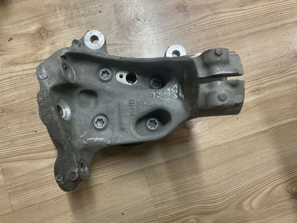 679228504 9228504 BMW F20 ÖN SOL TEKERLEK GÖBEĞİ MİLİ ÇIKMA ORJİNAL
