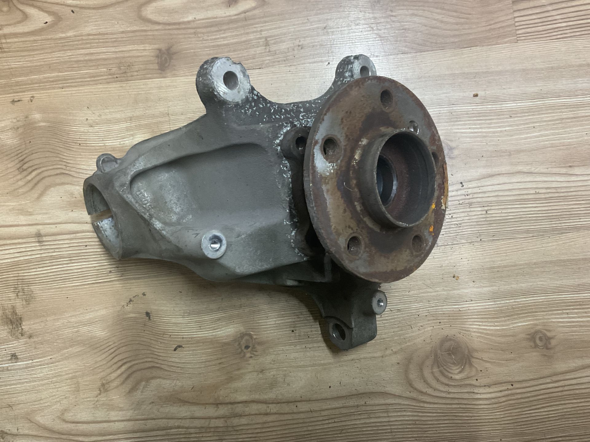 6876646-01 BMW F40 ÖN SAĞ AMORTİSÖR TAŞIYICI ÇIKMA ORJİNAL