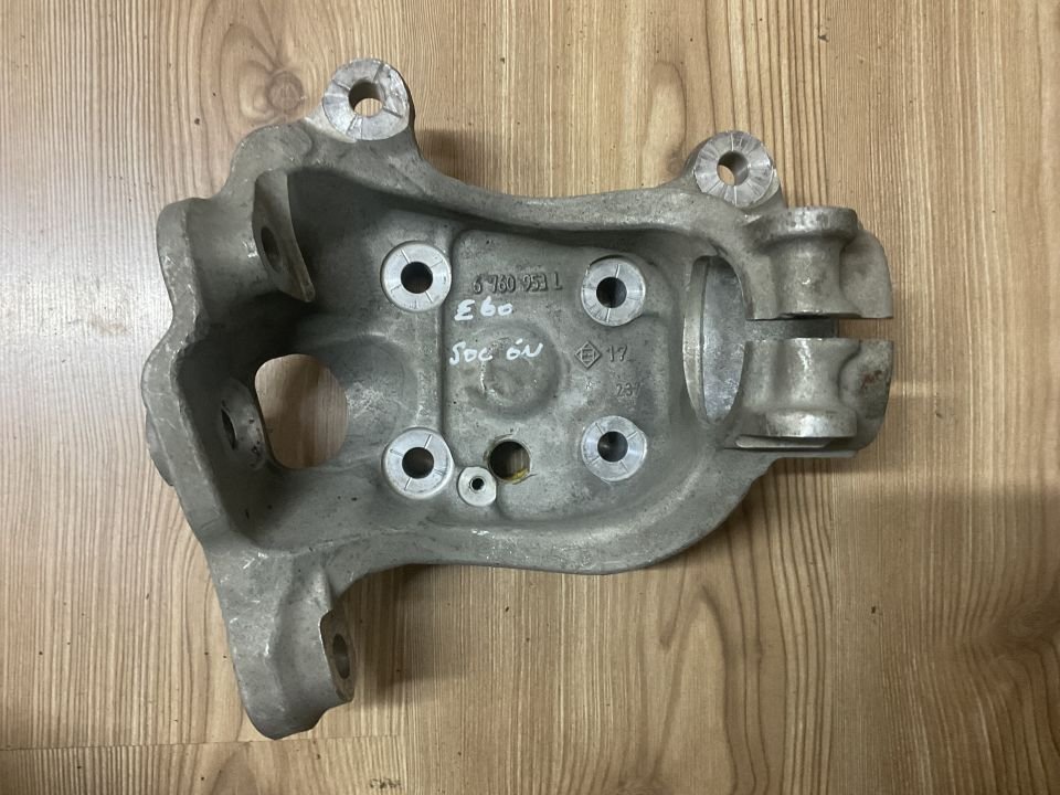 6760953 BMW E60 ÖN SOL TAŞIYICI ÇIKMA ORJİNAL