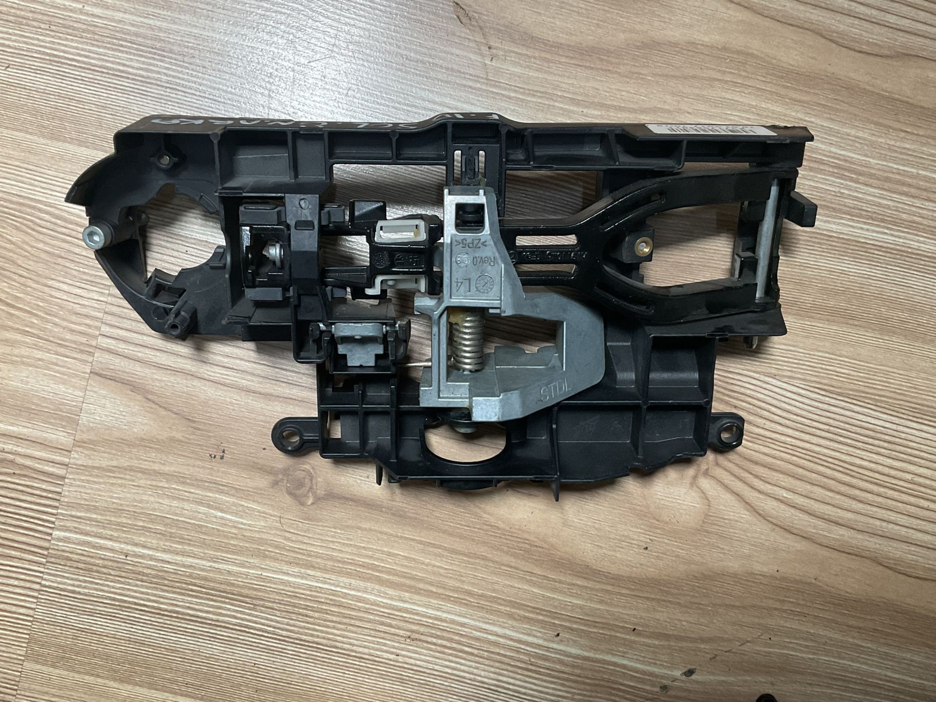 51217265081 7265081 BMW F10 SOL DIŞ KAPI KOLU İÇ MEKANİZMASI ÇIKMA ORJİNAL