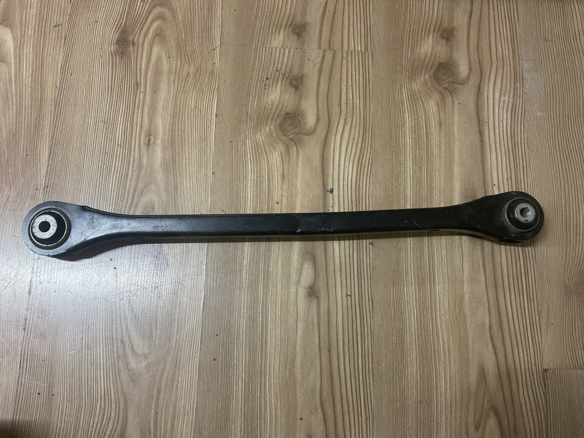 685157102 BMW X1 ARKA SAĞ SÜSPANSİYON KOLU ÇIKMA ORJİNAL