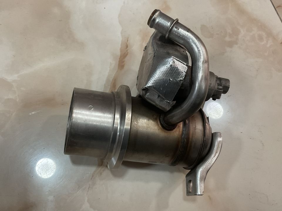 FW000006 04L131512A SOĞUTUCU KUTU VOLKSWAGEN ÇIKMA ORJ