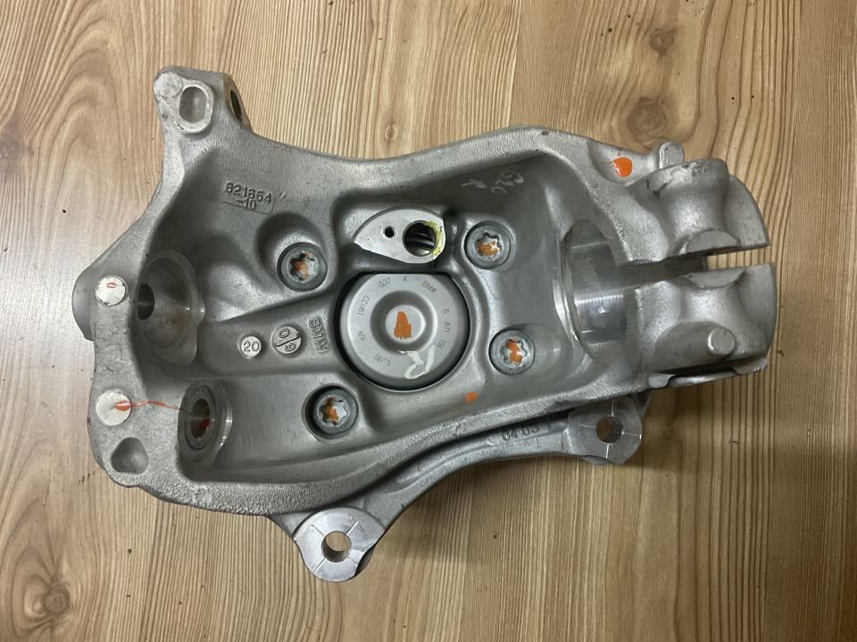6878610 BMW G20 ÖN SAĞ TAŞIYICI ÇIKMA ORJİNAL