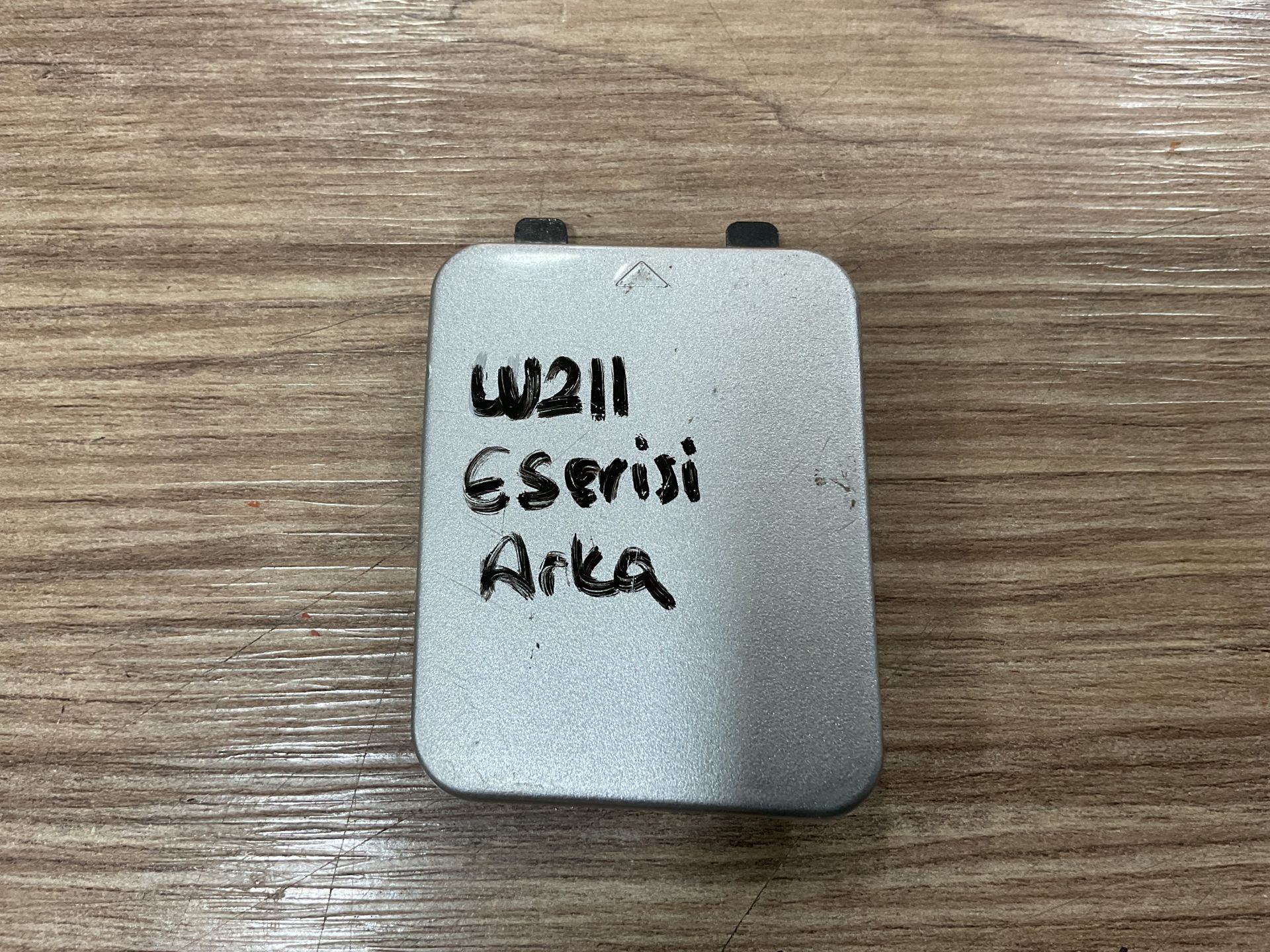 A2118801405 MERCEDES W211 E200 ARKA TAMPON ÇEKİ DEMİR KAPAĞI ÇIKMA ORJİNAL