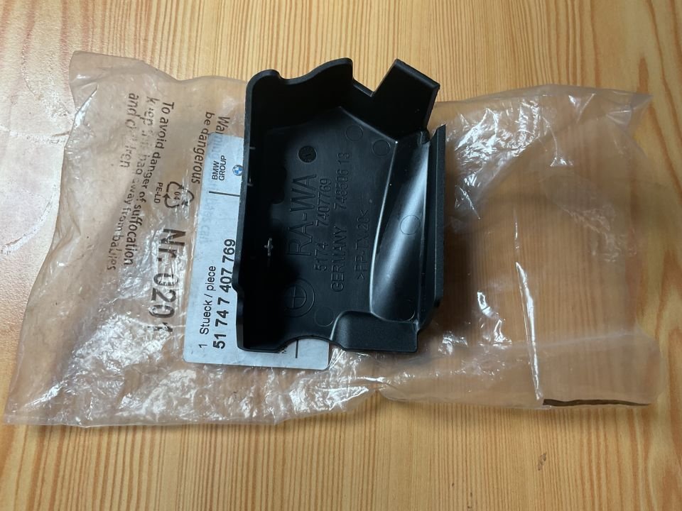 51747407769 7407769 BMW G30 SOL ÜST KAPUT KİLİT KAPAĞI SIFIR ORJINAL
