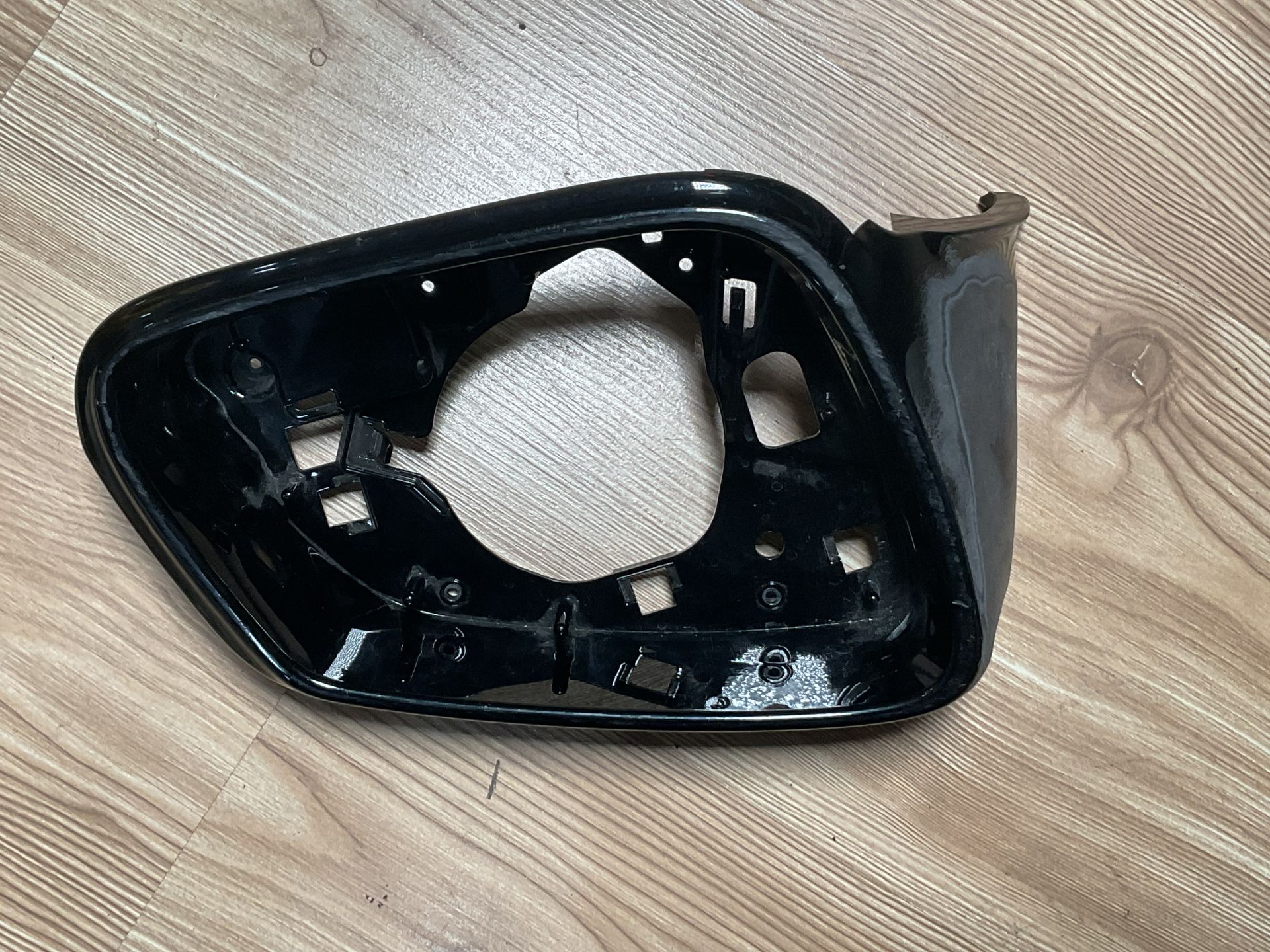 8738902 BMW F40 SAĞ AYNA ÇERÇEVESİ ÇIKMA ORJİNAL