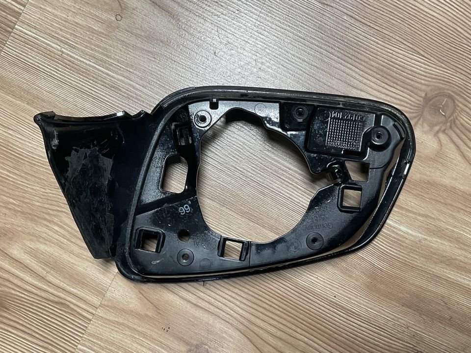 8738902 BMW F40 SAĞ AYNA ÇERÇEVESİ ÇIKMA ORJİNAL