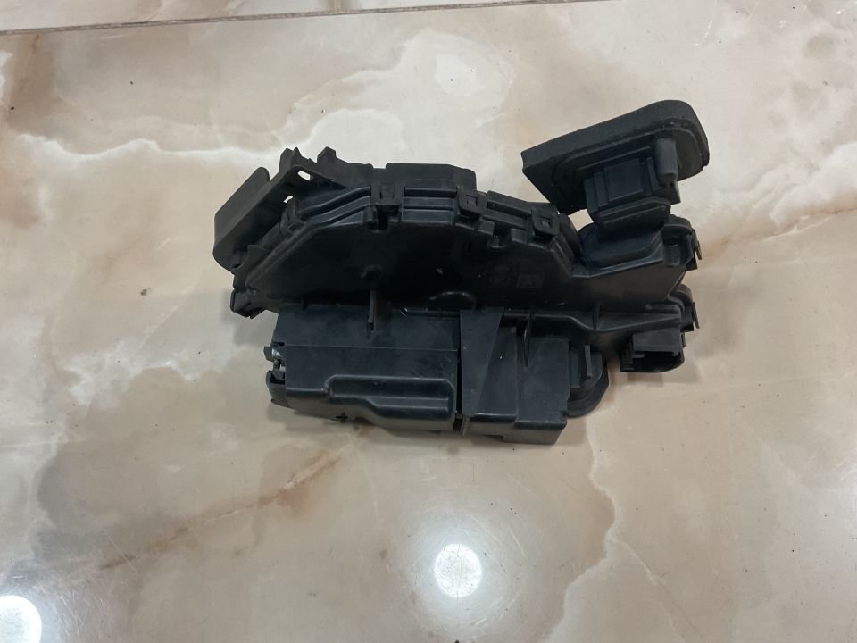 17A837015 ÖN SOL KAPI MANDALI VOLKSWAGEN TİGUAN ÇIKMA ORJ