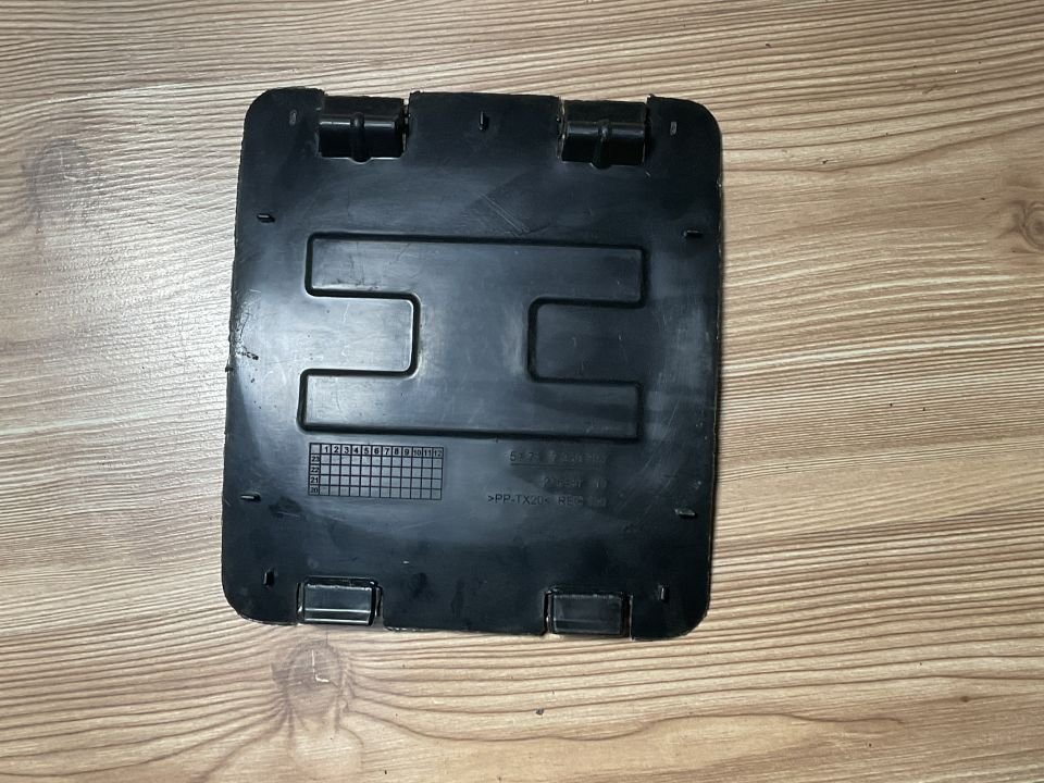 51717260397 7260397 BMW F20 LCİ ÖN ÇAMURLUK DAVLUMBAZ KAPAĞI SIFIR Y.S