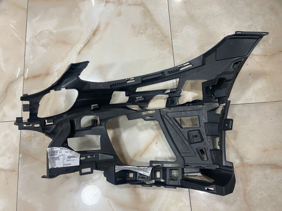 A2058855602 MERCEDES W205 AMG MAKYAJLI SAĞ TAMPON AYAĞI SIFIR ORJİNAL