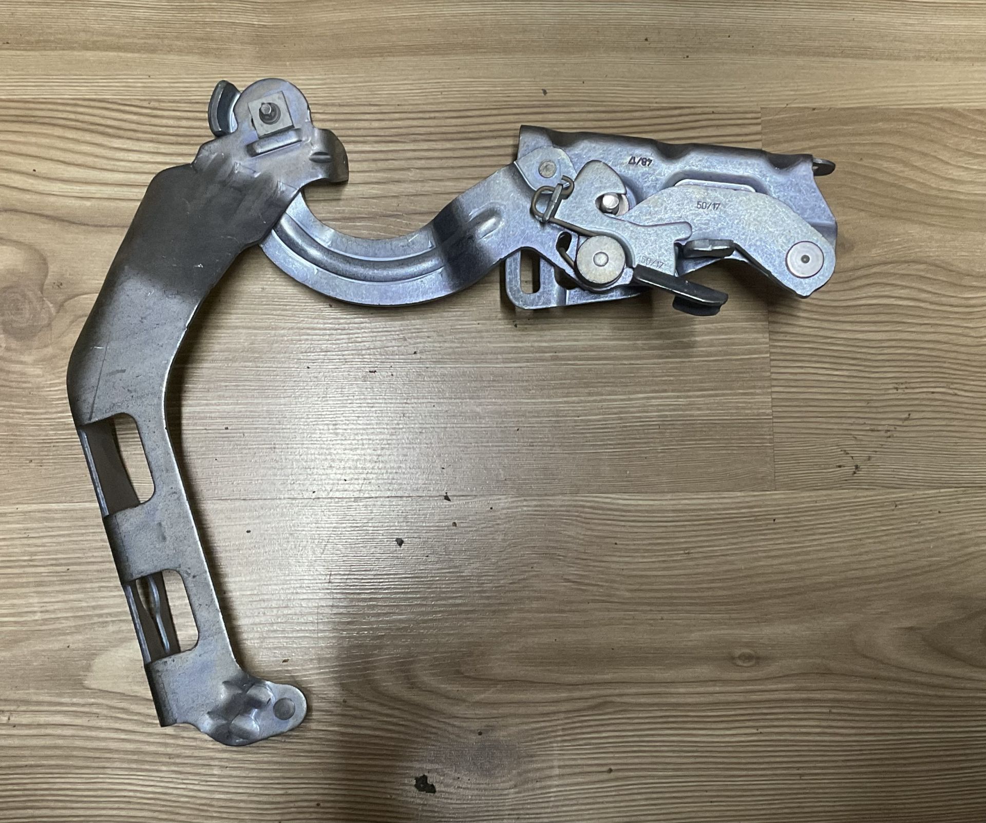 A2058800928 MERCEDES W205 SAĞ KAPUT MENTEŞESİ ÇIKMA ORJİNAL