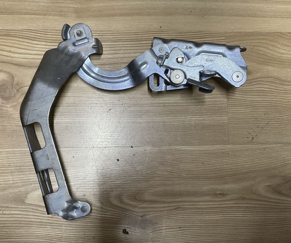 A2058800928 MERCEDES W205 SAĞ KAPUT MENTEŞESİ ÇIKMA ORJİNAL