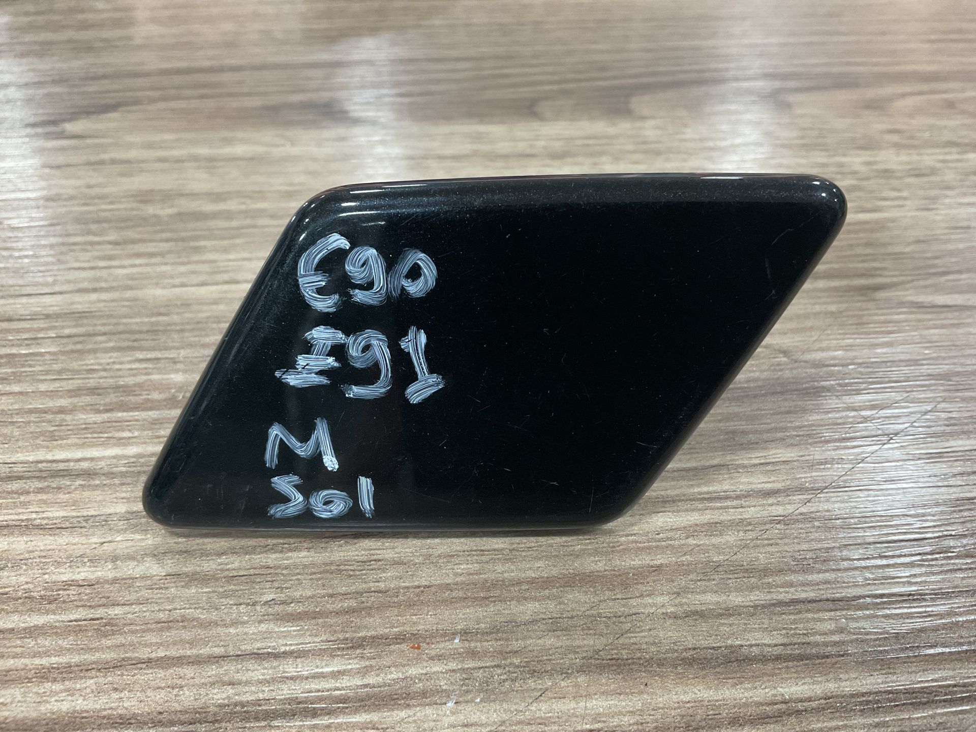 51117892645 7892645 BMW E90 E91 3 SERİSİ M SOL FAR FISKİYE KAPAĞI ÇIKMA ORJİNAL