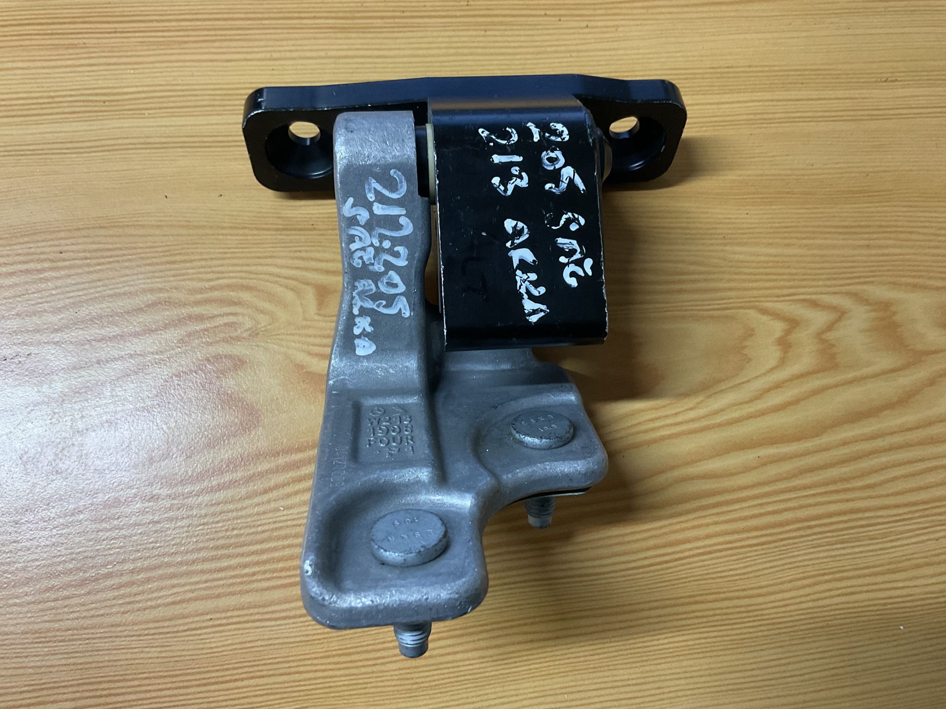A2137302202 MERCEDES W213 SAĞ ALT ARKA KAPI MENTEŞESİ ÇIKMA ORJİNAL