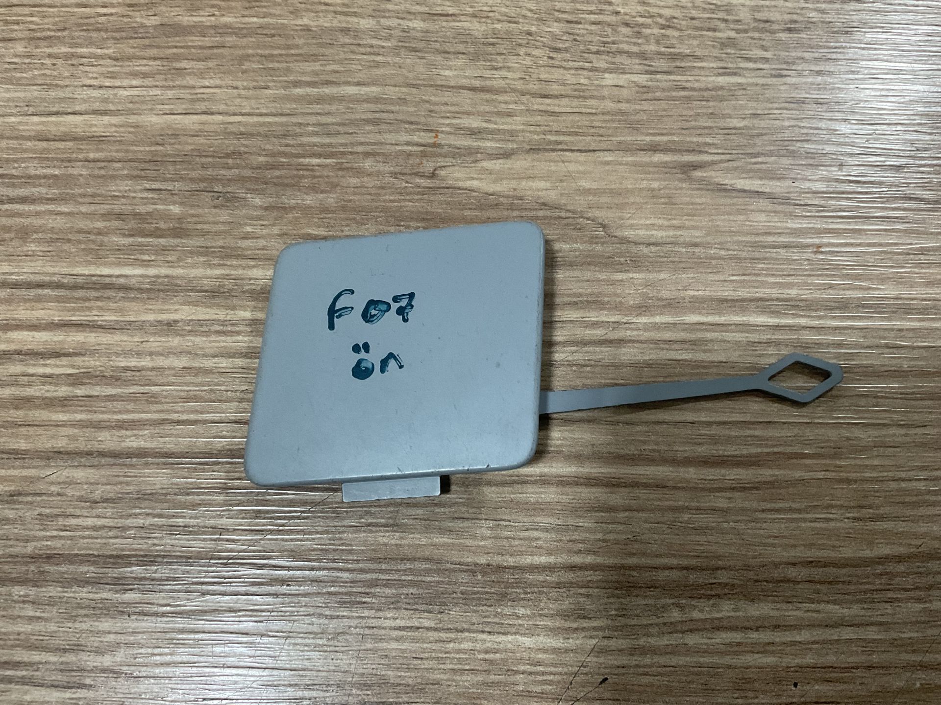 51127332749 7332749 BMW F07 5 SERİSİ ÖN ÇEKİ DEMİR KAPAĞI ÇIKMA ORJİNAL