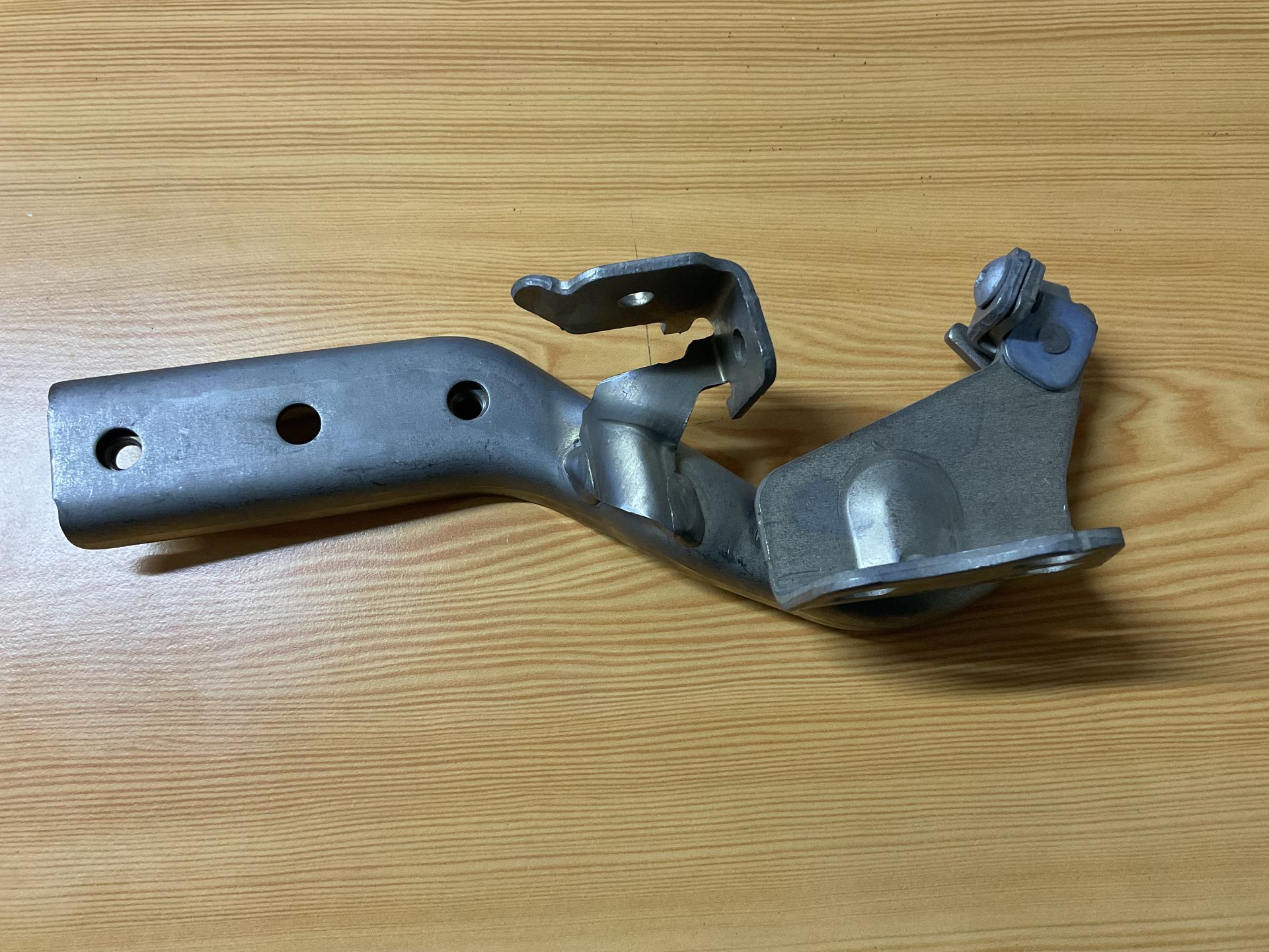 A4478804600 MERCEDES W447 W448 SAĞ KAPUT MENTEŞESİ ÇIKMA ORJİNAL