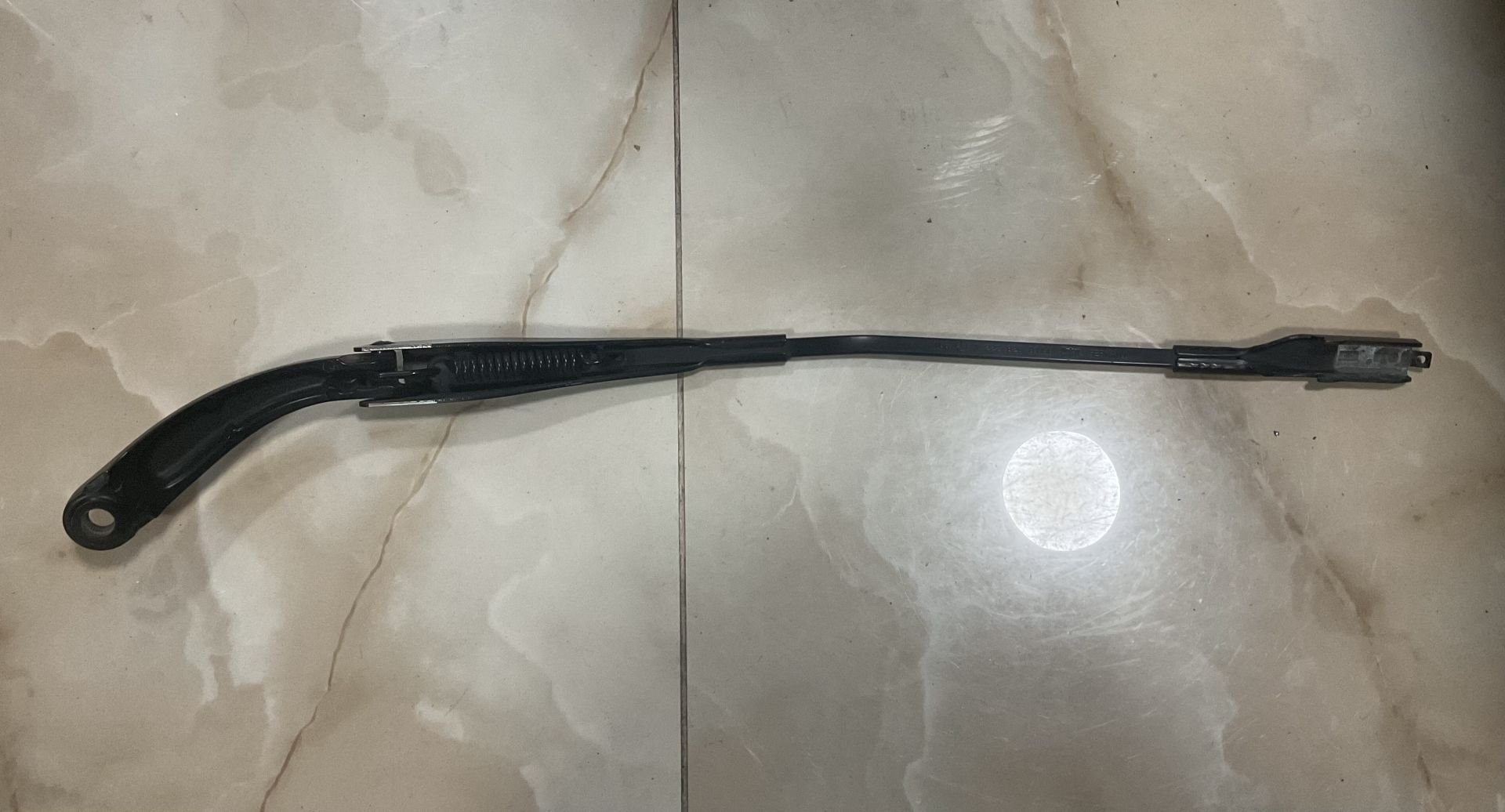 A2228200144 MERCEDES W222 ÖN SAĞ SİLECEK KOLU ÇIKMA ORJİNAL