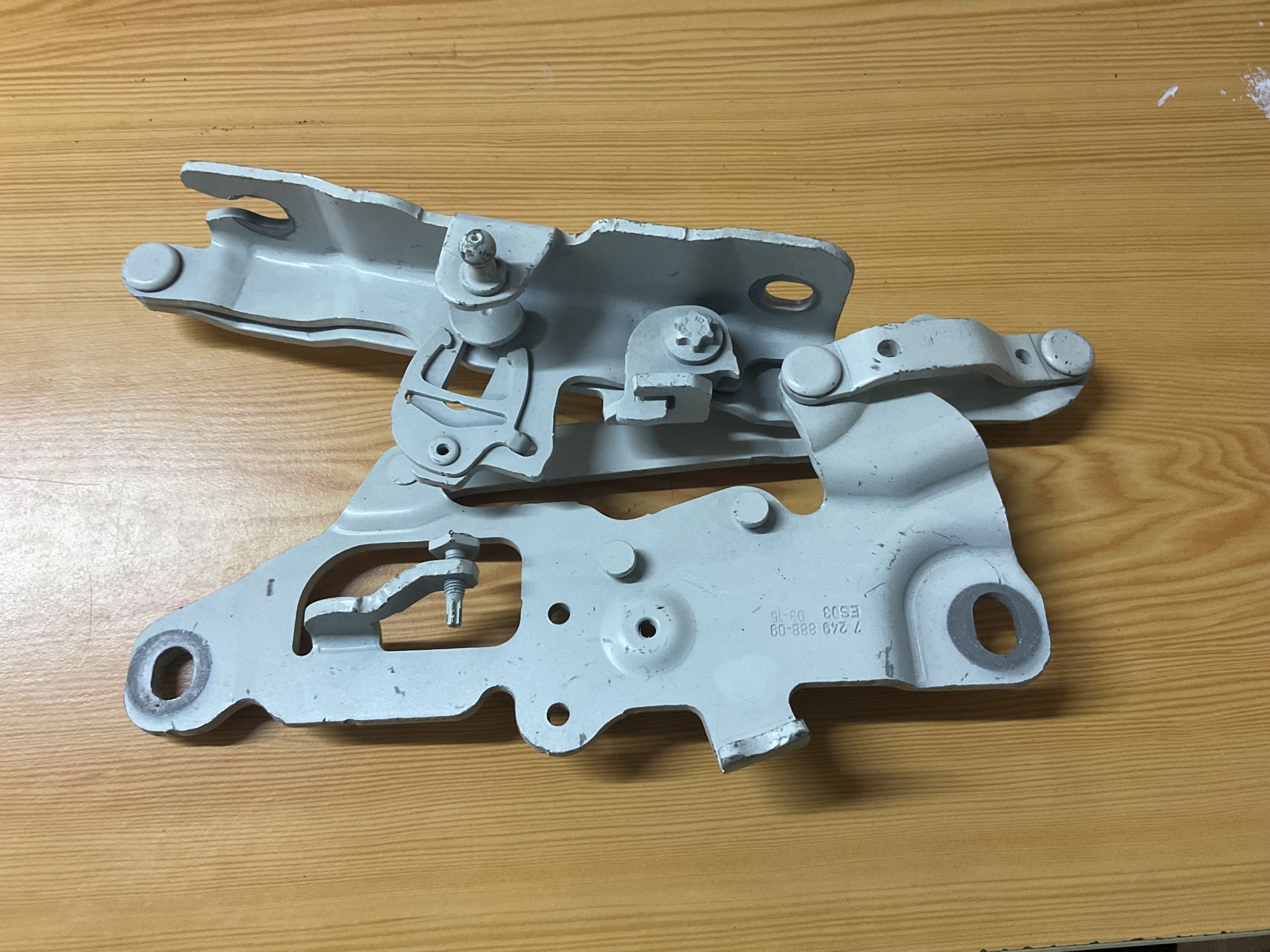 7249888-09 BMW F10 ÖN SAĞ KAPUT MENTEŞESİ ÇIKMA ORJİNAL