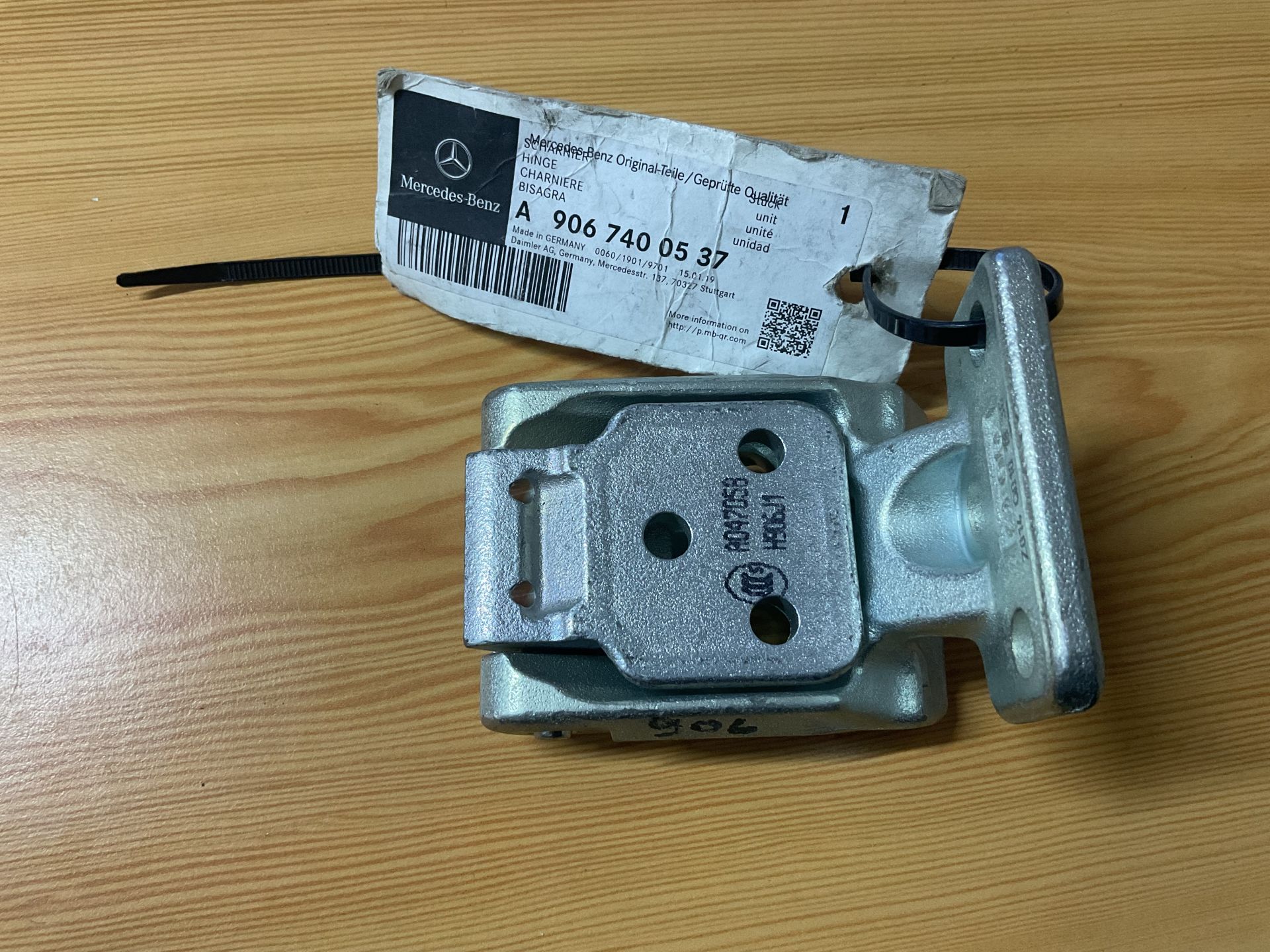 A9067400437 MERCEDES W906 SOL ÜST KAPI MENTEŞESİ ÇIKMA ORJİNAL