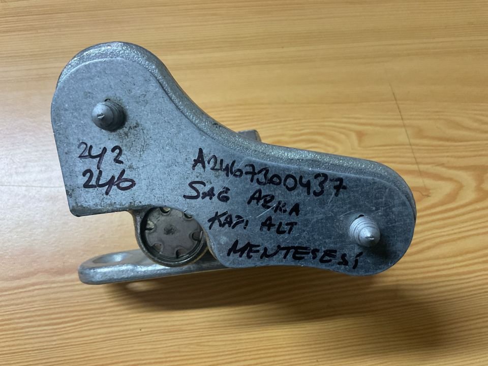 A2467300437 MERCEDES W246 SAĞ ALT KAPI MENTEŞESİ ÇIKMA ORJİNAL