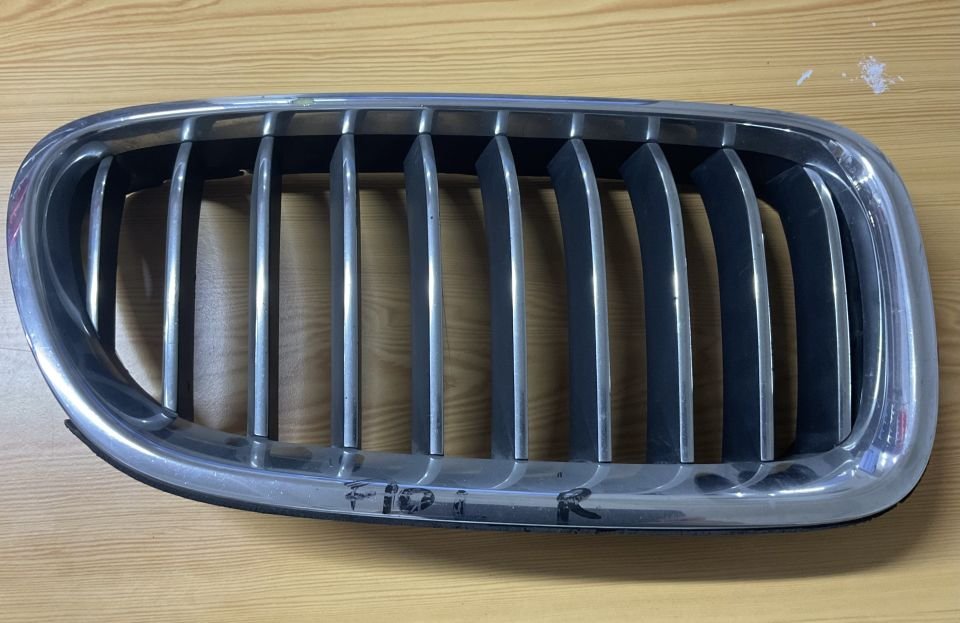 51137336478 7336478 BMW F10 ÖN SAĞ PANJUR IZGARASI ÇIKMA ORJİNAL