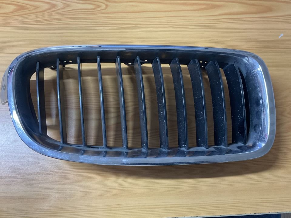 51137405836 7405836 BMW F30 ÖN SAĞ PANJUR IZGARASI ÇIKMA ORJİNAL