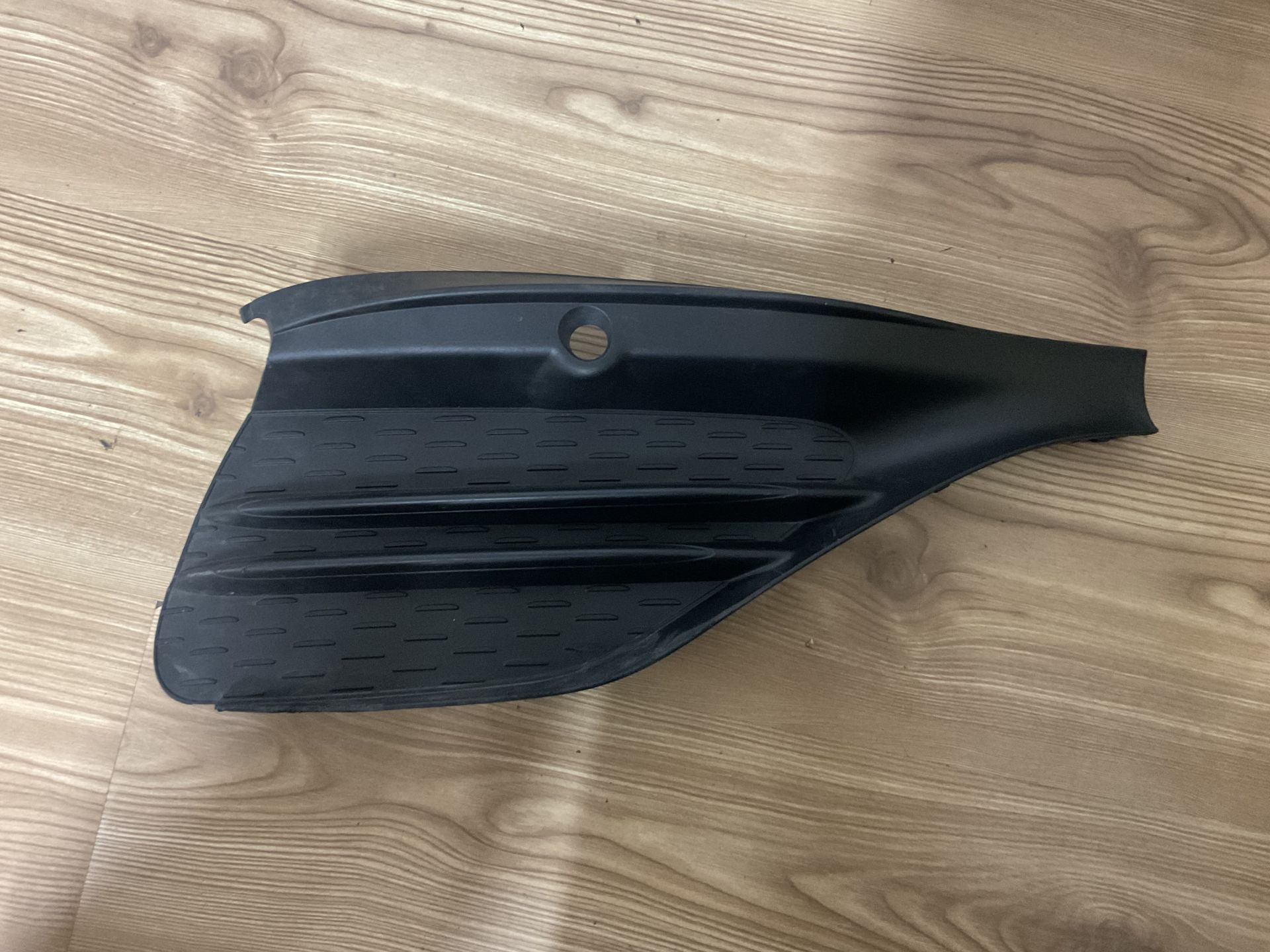 A2068854205 MERCEDES W206 SAĞ SİS FARI  ÇERÇEVESİ ÇIKMA ORJİNAL