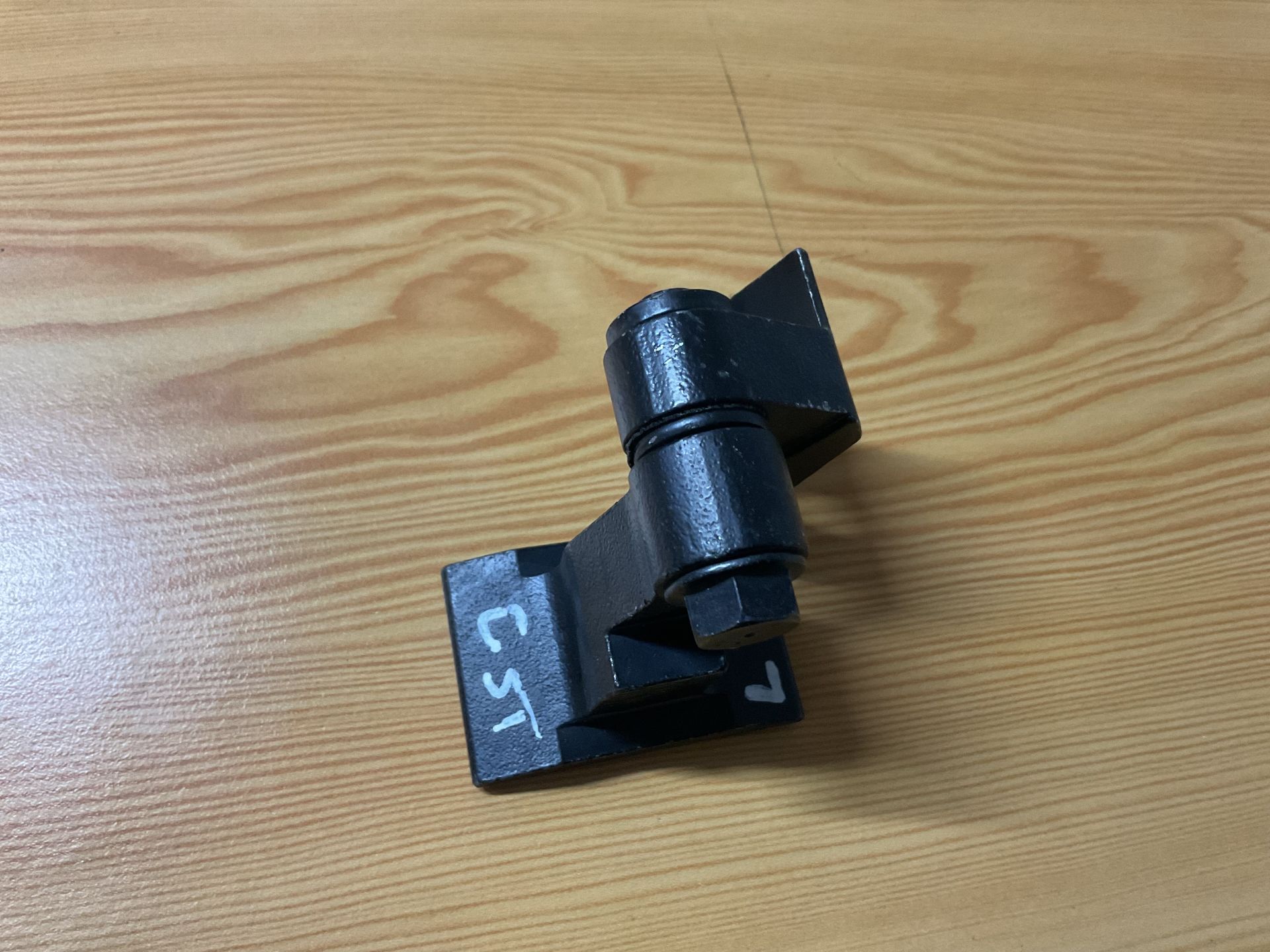 7284533 BMW F30 F32 ÖN SOL ÜST KAPI MENTEŞESİ ÇIKMA ORJİNAL