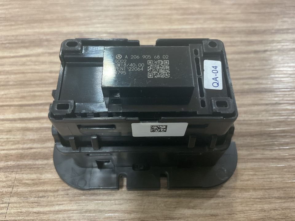 A2069056802 MERCEDES W206 BAGAJ AÇMA DÜĞMESİ SIFIR ORJİNAL