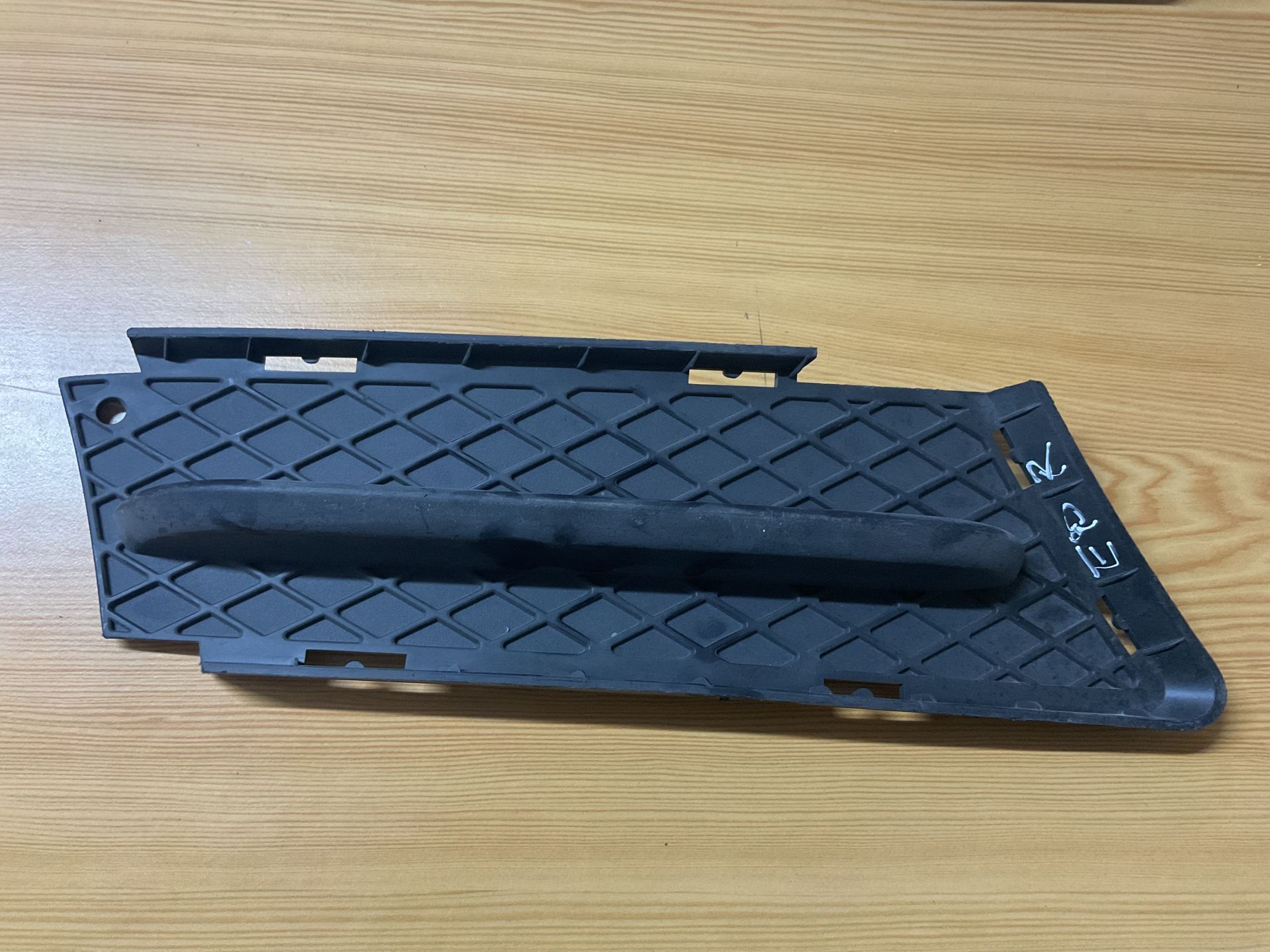 51117154554 7154554 BMW E90 ÖN SAĞ SİS KAPAĞI ÇIKMA ORJİNAL