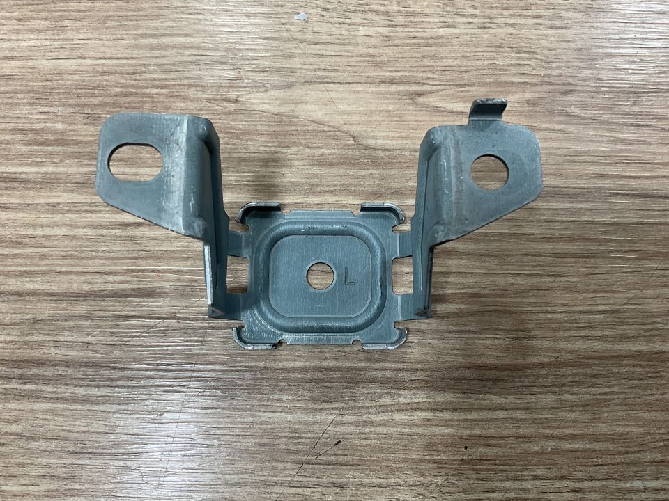 A2048871114 MERCEDES W204 C180 SOL KAPUT BRAKETİ  SIFIR ORJİNAL