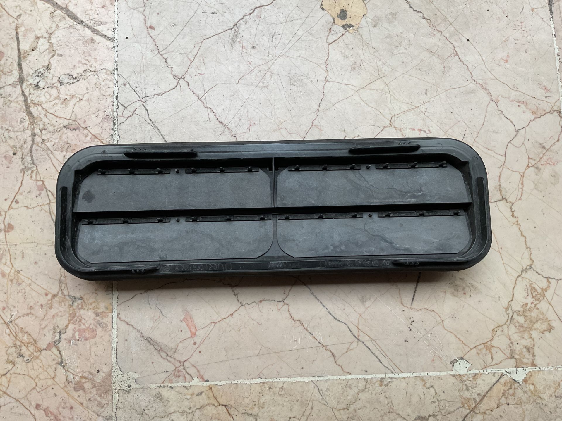 A2058301201 MERCEDES W205 ARKA BAGAJ HAVALANDIRMA IZGARASI ÇIKMA ORJİNAL