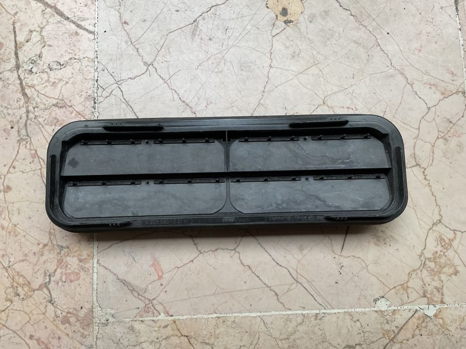 A2058301201 MERCEDES W205 ARKA BAGAJ HAVALANDIRMA IZGARASI ÇIKMA ORJİNAL